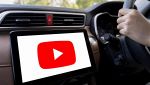 YouTube nel display di un'auto