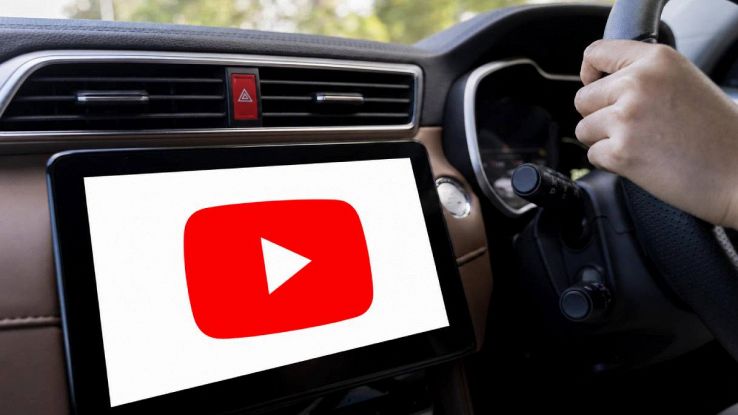 YouTube nel display di un'auto