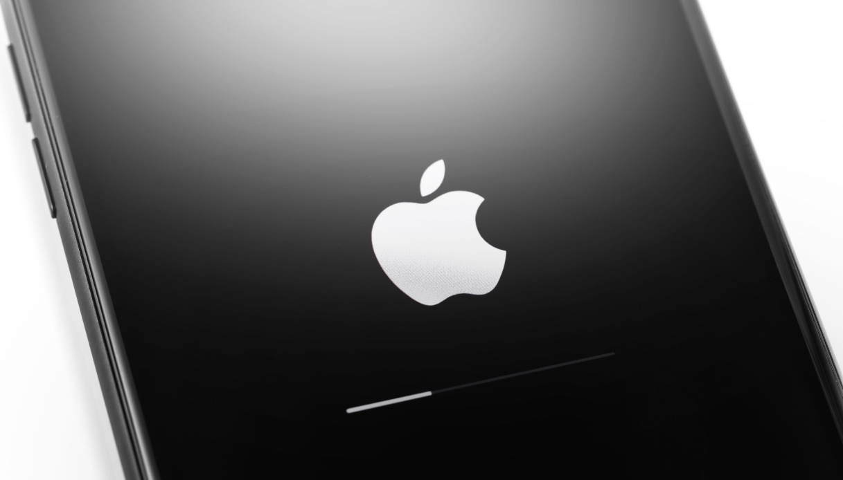 https://wips.plug.it/cips/tecnologia/cms/2026/09/apple-iphone-con-aggiornamento-in-corso.jpg