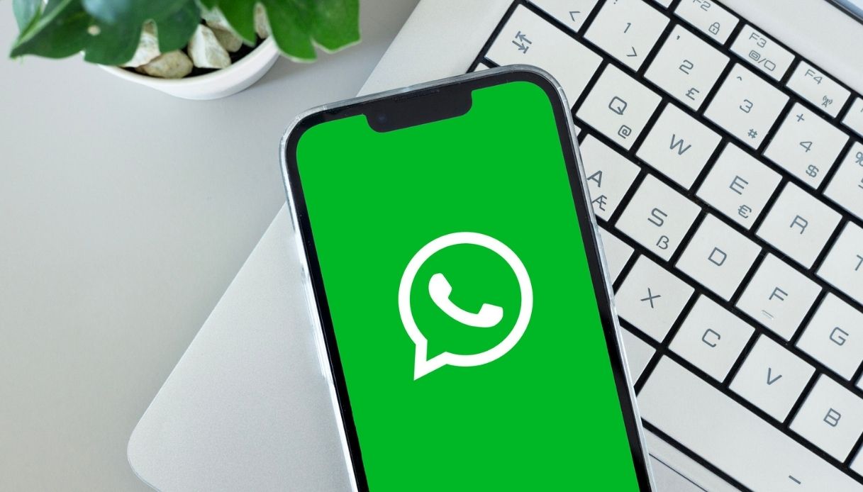 https://wips.plug.it/cips/tecnologia/cms/2026/09/catena-fake-whatsapp-ia.jpg