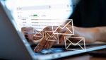 Una persona gestisce la propria posta elettronica