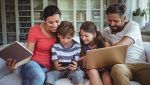 Una famiglia con dispositivi tecnologici