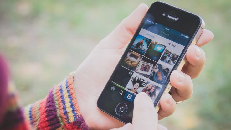 Persona usa Instagram su iPhone