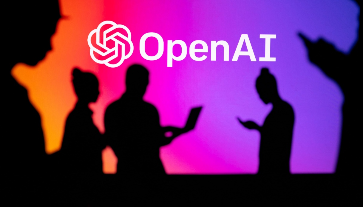 https://wips.plug.it/cips/tecnologia/cms/2026/09/logo-openai-e-sagome-di-persone.jpg