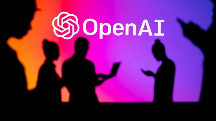 Sagome persone con device e logo OpenAI