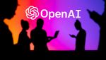 Sagome persone con device e logo OpenAI