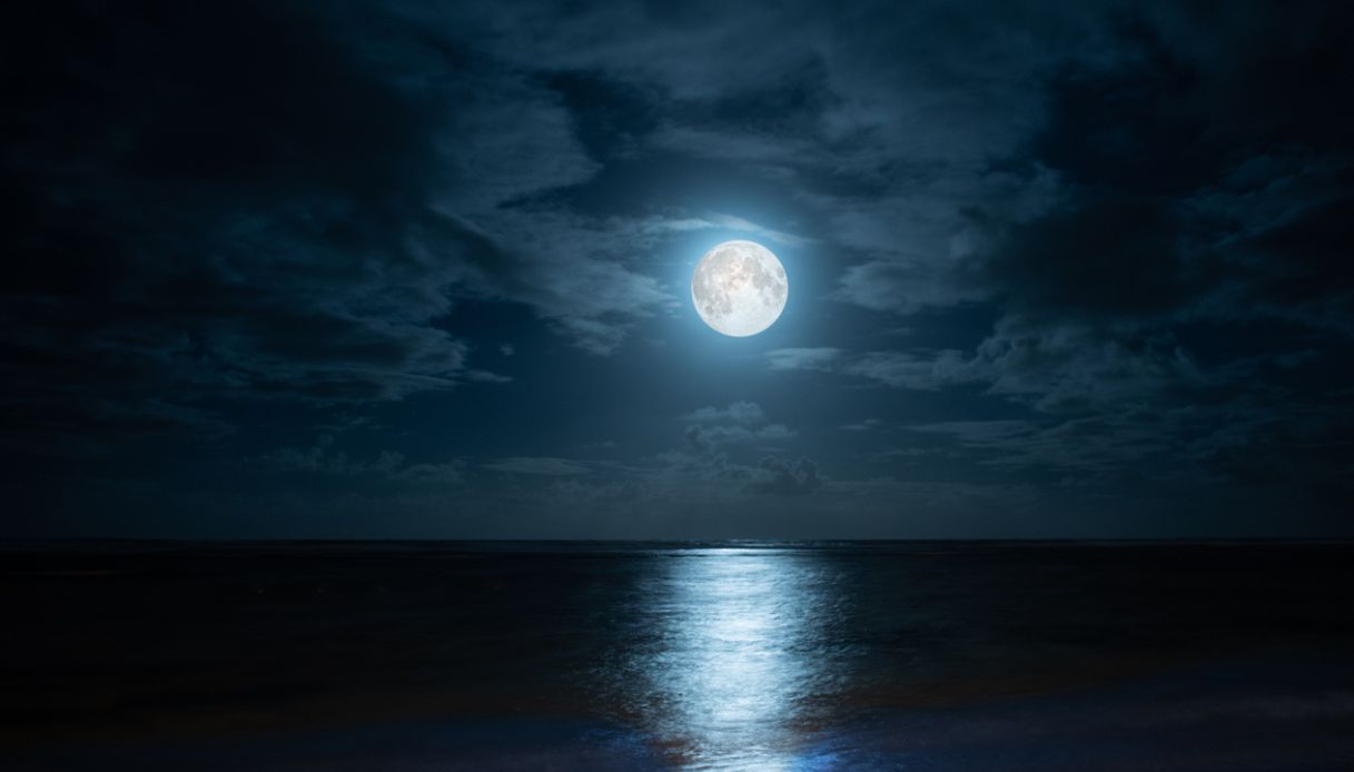 https://wips.plug.it/cips/tecnologia/cms/2026/09/luna-piena-raccolto.jpg