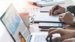 Due persone gestiscono i conti di un'azienda
