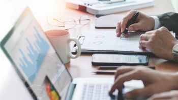 Due persone gestiscono i conti di un'azienda