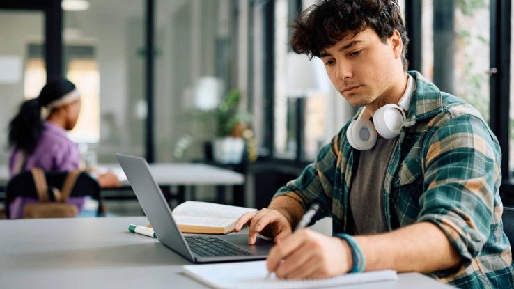 Uno studente utilizza un laptop per studiare