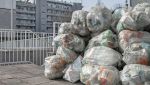 Massa di sacchi di rifiuti in città
