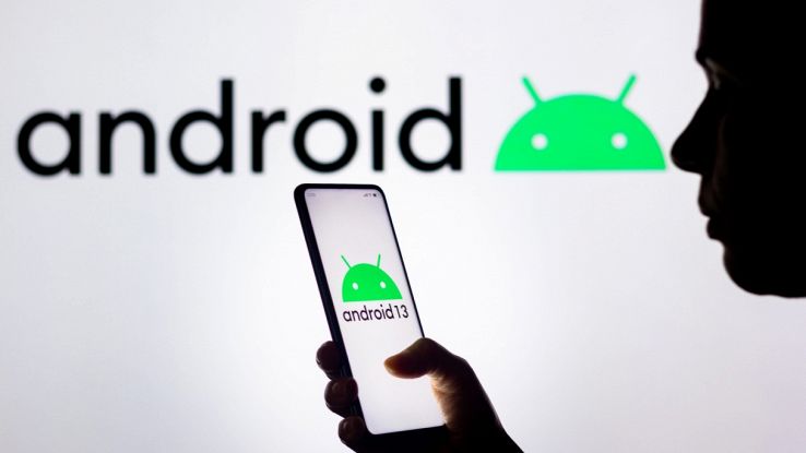 Schermo smartphone con scritta Android e sullo sfondo