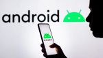 Schermo smartphone con scritta Android e sullo sfondo