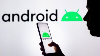 Schermo smartphone con scritta Android e sullo sfondo