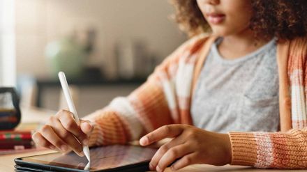 Una bambina usa un tablet a scuola