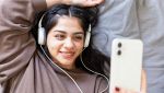 Una ragazza ascolta un audiolibro