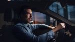 Una persona guida l'auto