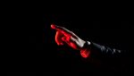 Mano con dito che indica oscurità e luce rossa