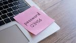 Un foglietto con la password "123456"