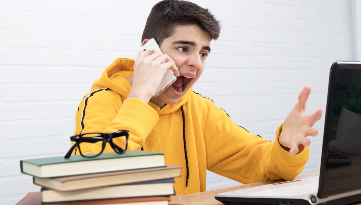 https://wips.plug.it/cips/tecnologia/cms/2026/10/ragazzino-incredulo-davanti-computer.jpg
