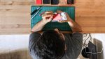 Una persona ripara uno smartphone
