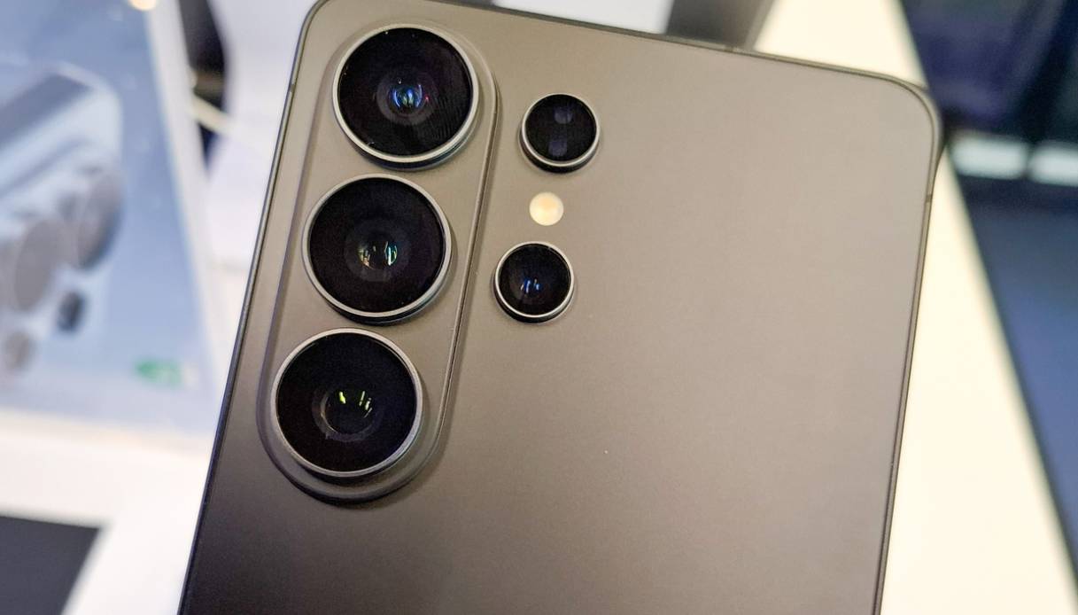 https://wips.plug.it/cips/tecnologia/cms/2026/10/samsung.jpg