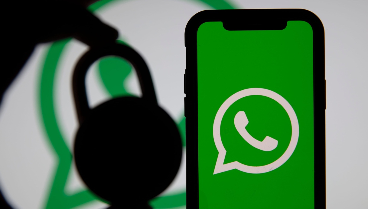 https://wips.plug.it/cips/tecnologia/cms/2026/10/smartphone-con-whatsapp-e-ombra-lucchetto.jpg