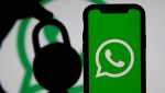 Ombra lucchetto e logo WhatsApp su smartphone