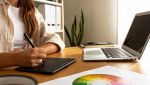 Una graphic designer lavora con la tavoletta grafica