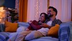 Due persone guardano la tv