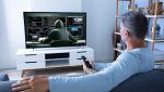 Smart TV con ladro e uomo di spalle