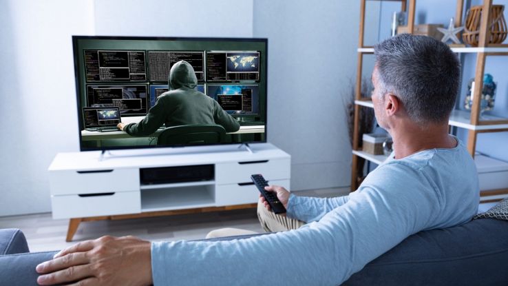 Smart TV con ladro e uomo di spalle