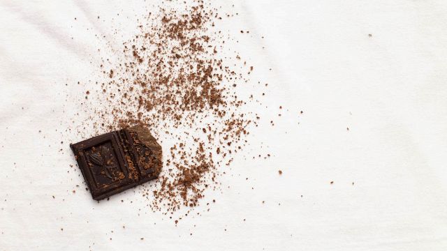 Come rimuovere le macchie di cioccolato