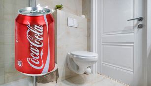 Coca nel water: ecco che succede