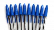 Sai perchè le biro hanno un foro sul tappo? Ecco a cosa serve