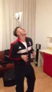 El Shaarawy 'freestyle' con una scarpa e Antonini fa il vocalist