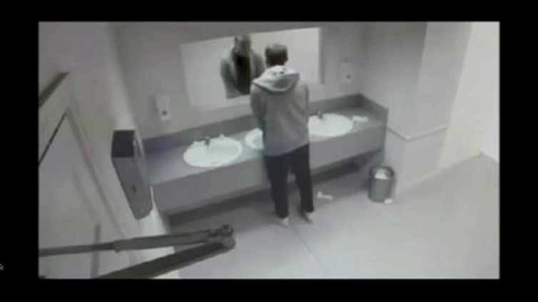 Scherzo allo specchio da horror