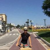 Martina Colombari, passeggiando in bicicletta