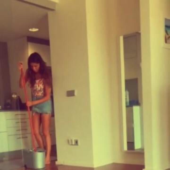 Belen alle prese con le pulizie