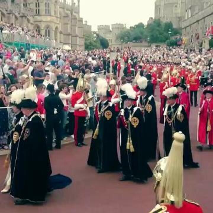 La Regina sfila durate la cerimonia dell'Ordine della Giarrettiera