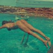 Belen a Ibiza: tuffo in mare