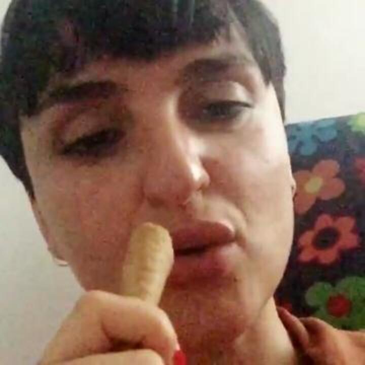 Arisa mangia il gelato