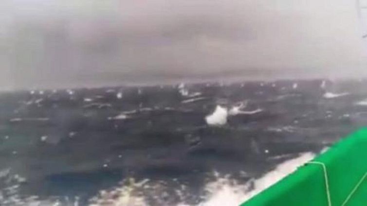 Grandine grossa come uova sul Golfo di Napoli