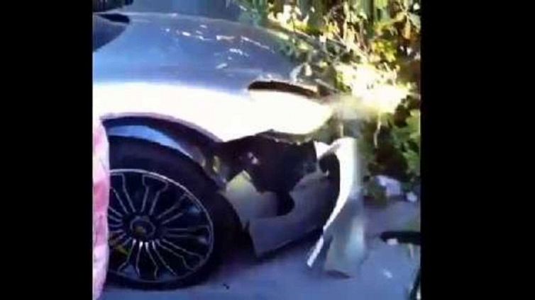 Sgomma con la Porsche e si schianta