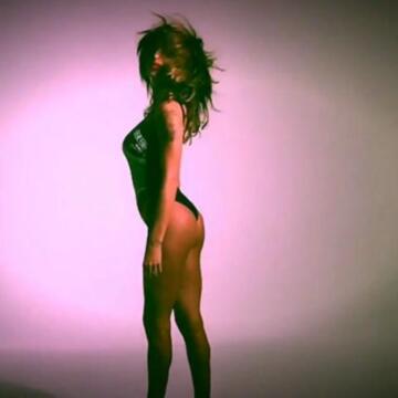 Belen sfoggia un costume intero Me Fui