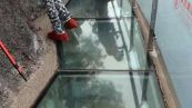 Lo skywalk di vetro in Cina