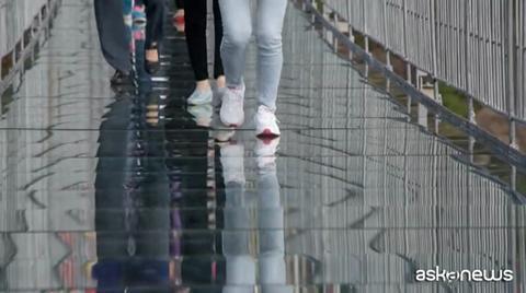 Cina, passeggiata da brividi sul ponte di vetro sospeso nel vuoto
