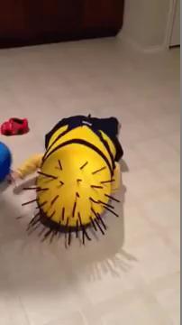 Baby Minion cade e tranquillizza il papà