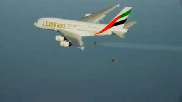 Jetman in volo a fianco di un Airbus A380