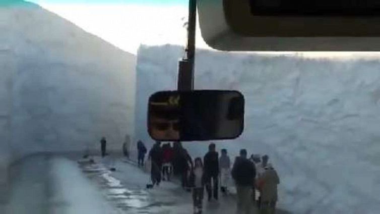 Giappone, un muro di neve alto 15 metri